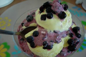 Inghetata de vanilie cu fructe de coacaze