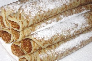 Clatite de post umplute cu dulceata de afine