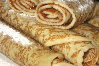 Clatite de post umplute cu dulceata de afine