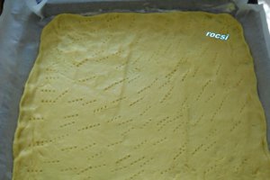 Pasca cu branza,crema de smantana si nuca