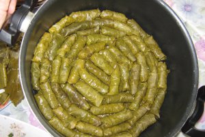 Sarmalute in foi de vita cu carne de oaie