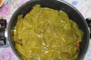 Sarmalute in foi de vita cu carne de oaie