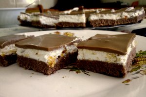 Prajitura pufoasa cu frisca si glazura oglinda