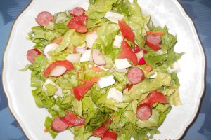 Salata cu branza si carnati