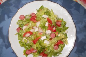 Salata cu branza si carnati