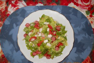 Salata cu branza si carnati