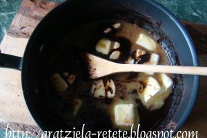 Prăjitură cu morcovi şi nuci