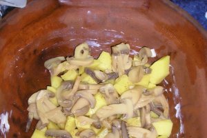 Pulpe de pui marinate cu legume in vasul roman