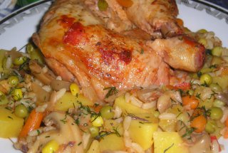 Pulpe de pui marinate cu legume in vasul roman
