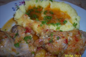 Carne de pui in sos de ceapa