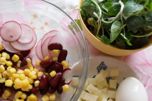Salata de padure (untisor) cu fasole, porumb, ou si ridiche
