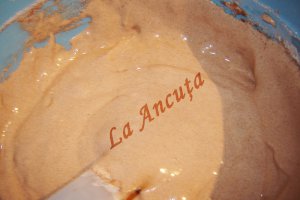 Tort cu iaurt si piersici (pentru Dragos)