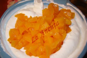 Tort cu iaurt si piersici (pentru Dragos)
