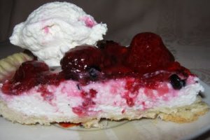 Tartă cu brânză dulce şi fructe de pădure