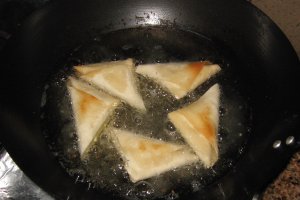 "Sambusek" cu carne-specific arabesti