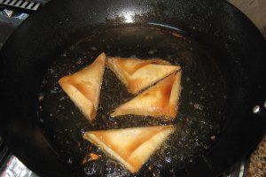 "Sambusek" cu carne-specific arabesti