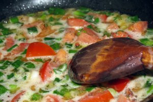 Paste cu ceapa verde, rosii si telemea