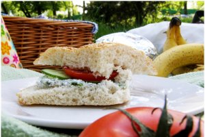 Sandwich-uri cu branza si verdeturi