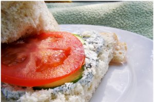 Sandwich-uri cu branza si verdeturi