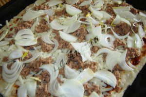 Pizza cu ceapa si ton