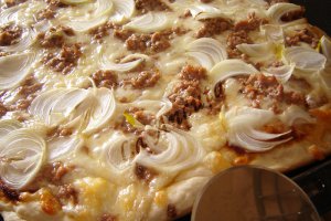 Pizza cu ceapa si ton