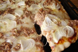 Pizza cu ceapa si ton