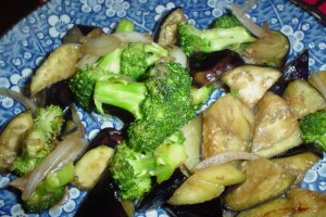 Stir fry cu vinete si broccoli