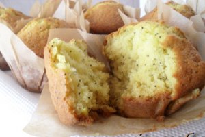 Briose cu seminte de mac (Poppy Seed Muffins)