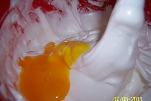 Pandispan cu crema de branza si mure