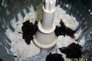 Pandispan cu crema de branza si mure