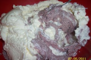Pandispan cu crema de branza si mure