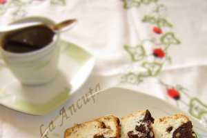 Chec din albusuri cu nuca si ciocolata