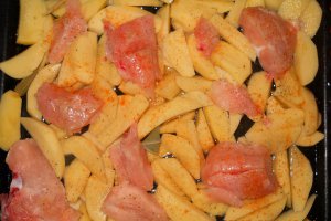 Piept de pui pe pat de cartofi la cuptor