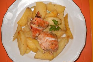 Piept de pui pe pat de cartofi la cuptor