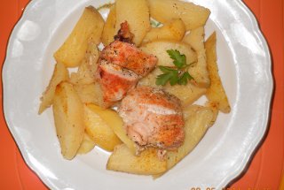 Piept de pui pe pat de cartofi la cuptor