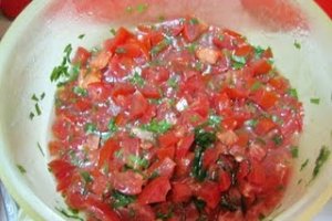 Bruschetta con pomodoro e aglio selvatico