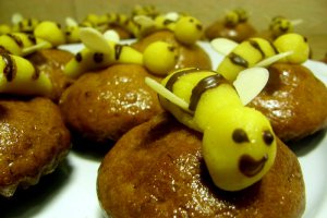 Muffins (briose) cu miere si albinute din martipan
