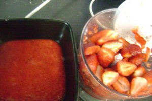 Cheesecake cu frisca si crema de capsuni