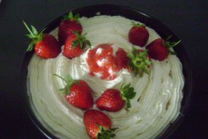 Cheesecake cu frisca si crema de capsuni