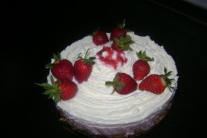 Cheesecake cu frisca si crema de capsuni