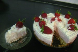 Cheesecake cu frisca si crema de capsuni