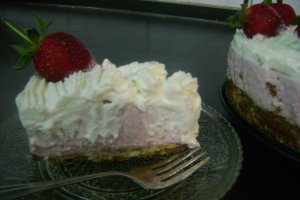 Cheesecake cu frisca si crema de capsuni