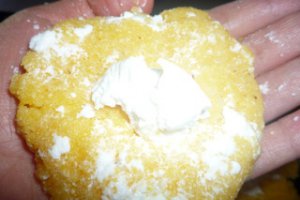 Bulete de mamaliguta cu branza