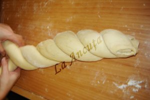 Cozonac cu nuca si stafide