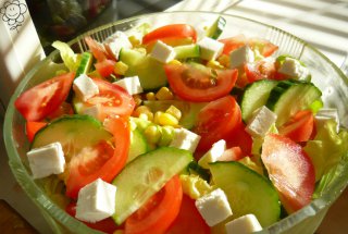 Salata verde cu rosii,castraveti si porumb