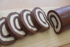 Desert rulada de biscuiti cu nuca de cocos