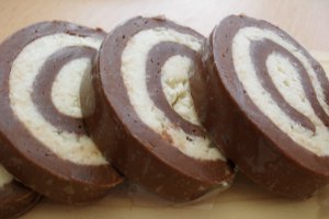 Desert rulada de biscuiti cu nuca de cocos