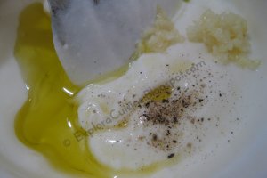 Sparanghel fript cu sos de iaurt si usturoi