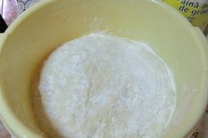 Prajitura grilaj cu branza dulce si stafide