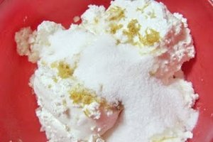 Prajitura grilaj cu branza dulce si stafide